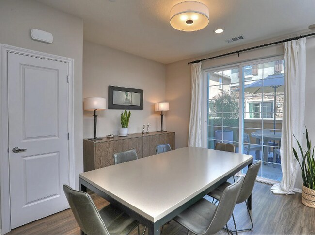 Foto del edificio - Beautiful Spacious 3-Bedroom, 2.5-Bathrm T...