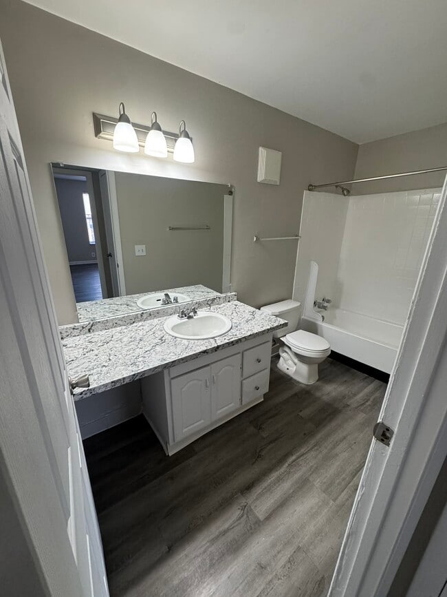 2 Bed Bathroom - Horizon Park Apartments