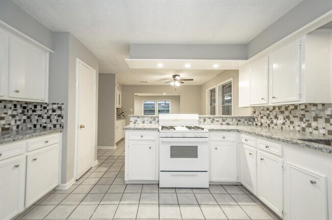 Building Photo - 29623 Raestone St