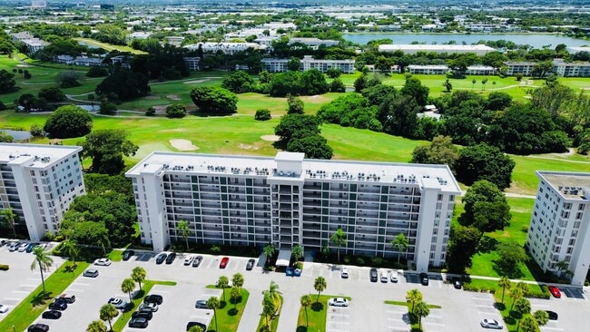 Building Photo - 3100 N Palm Aire Dr