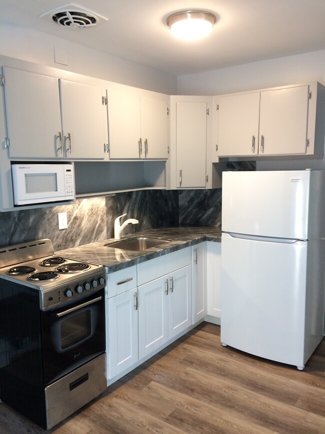 Kitchen - 525 Antioch Ave