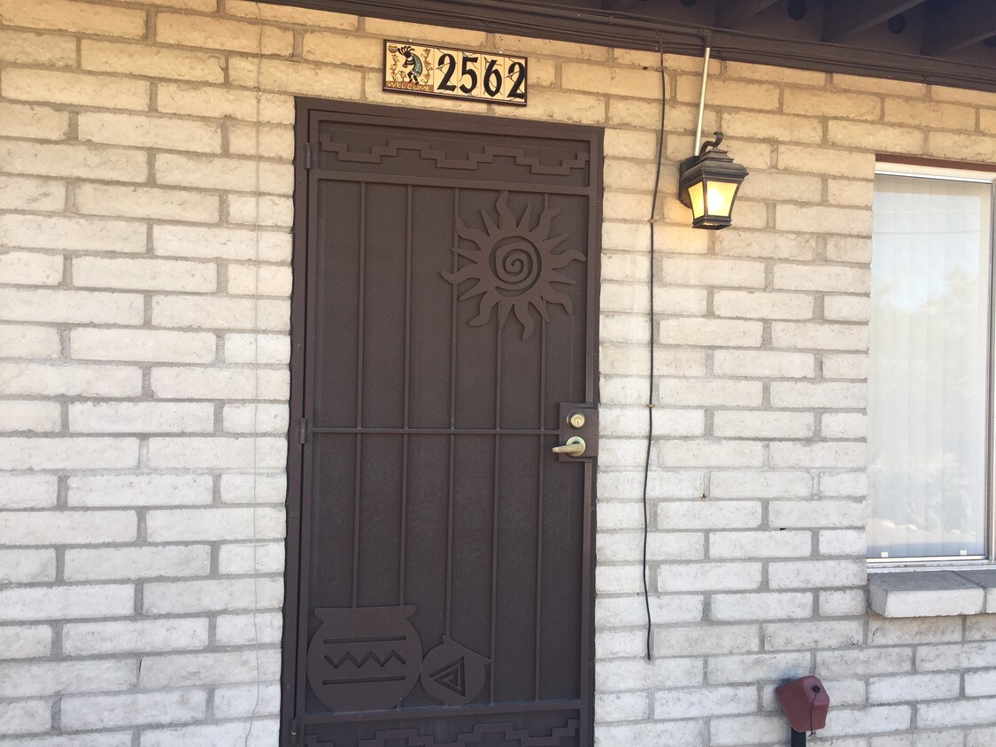 Primary Photo - 2562 E Sequoyah