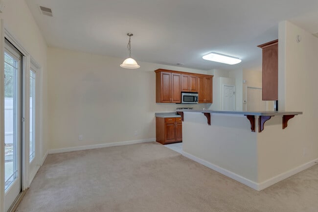 Building Photo - 650 Summer Hill Way