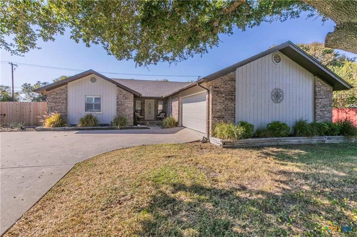 Primary Photo - 3 BEDROOM WITH POOL, IN SALADO