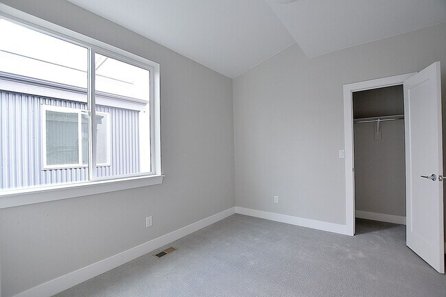 Building Photo - Town Home for Rent in Tennyson Neighborhoo...
