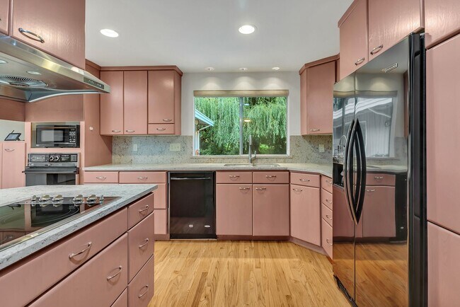 Foto del edificio - Getaway in the city! Sounds of the creek