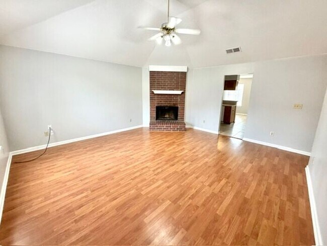 Foto del edificio - Now Leasing A 5 Bedroom 2 Bath Home In Memphis. Availalbe Now