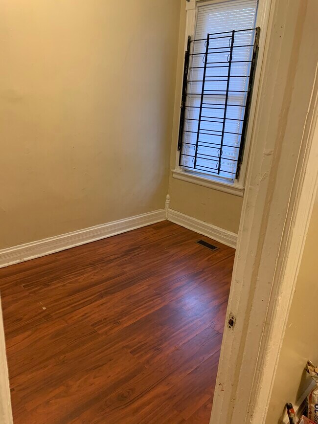 Bedrm - 5810 S Union Ave