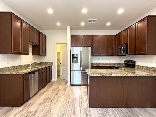 Large Kitchen, plenty of cabinets + large walk-in pantry room - 3954 E Leslie Dr