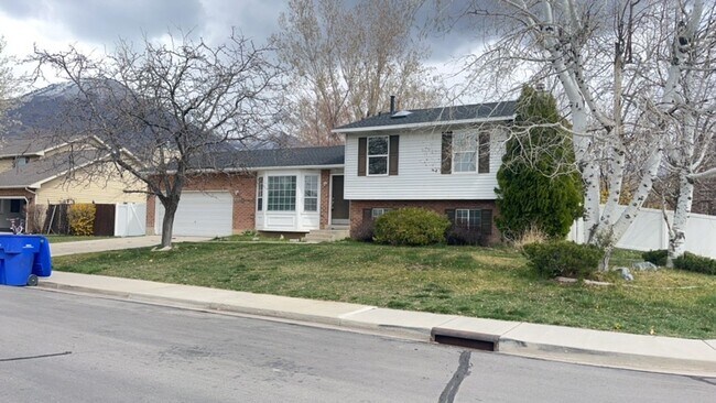 Foto del edificio - Great location Quaint Orem Home w 2 car garage!