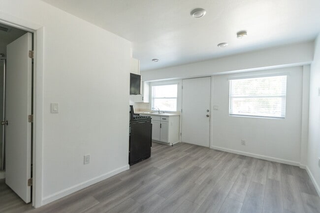 Interior Photo - 18400 Prairie Street