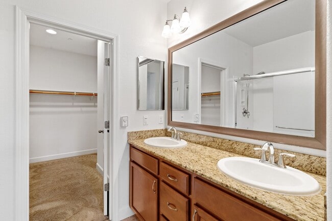 Foto del edificio - ELEGANTLY APPOINTED TOWNHOME IN TOSCANA PRIVATE & SECURE | NEAR GREENBELT!