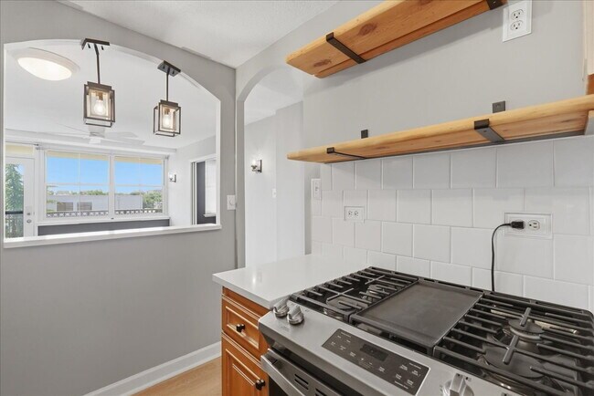 Foto del edificio - Sophisticated High-Rise Living in Prime Arlington Location
