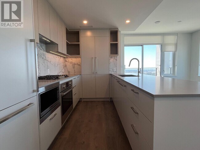 Photo du bâtiment - 6468-6468 Willingdon Ave