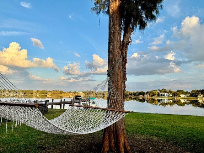 Foto del edificio - 13815 Good Life Rd