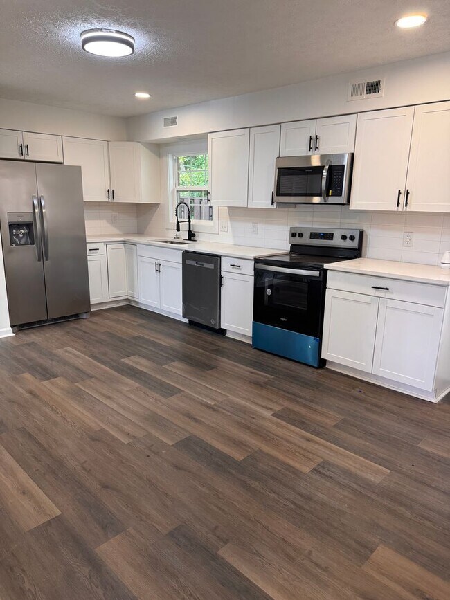 Building Photo - 3 Bedroom || 1.5 Bathroom Townhome