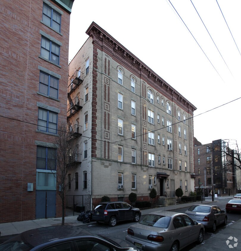 Building Photo - 533 Monroe St
