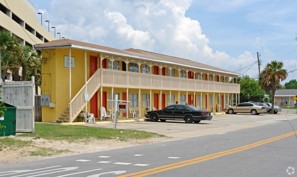 Primary Photo - Emerald Bay Apartments