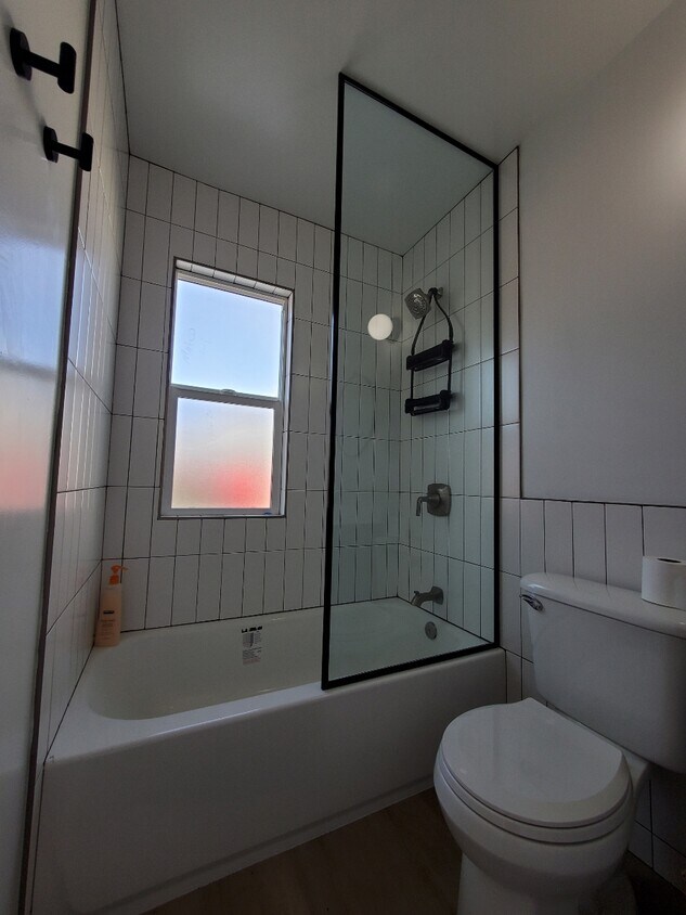 Full bathroom - 1457 Loma Ave