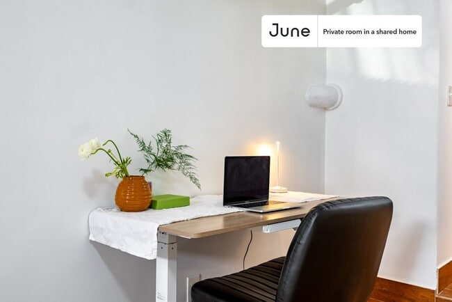 Building Photo - Welcoming ROOM at The Parkside House