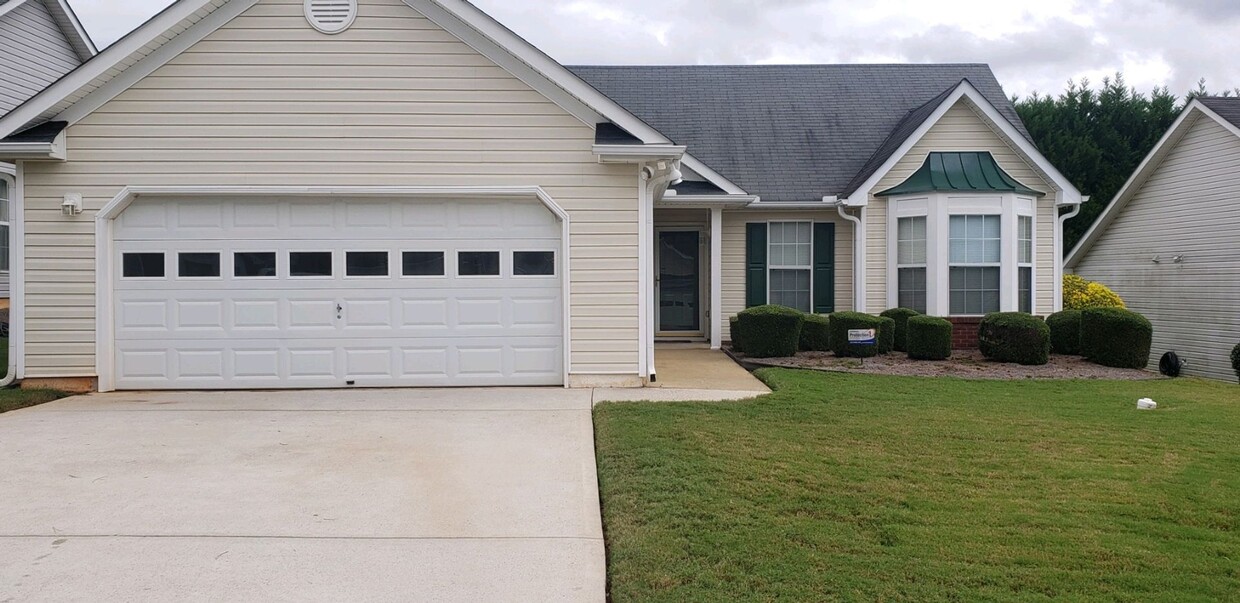 Primary Photo - Nice 3 bed 2 bath home in Lithonia close t...