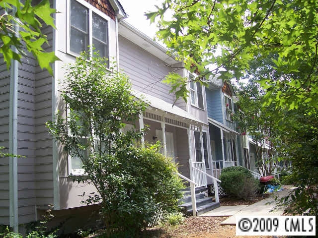 Building Photo - 1802 Village Lake Dr