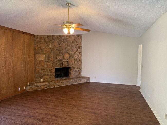 Building Photo - Three bedroom Duplex, Fenced Yard, Quiet N...