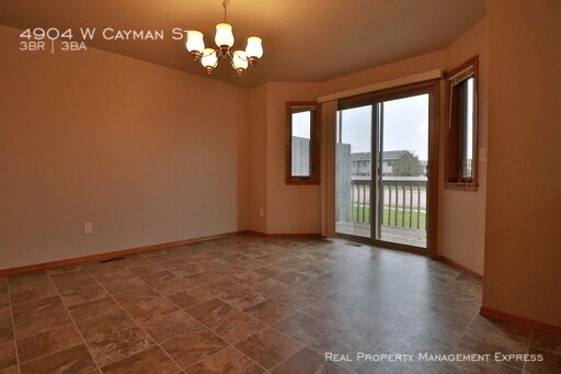 Foto del edificio - Large 3 bedroom with HUGE walk in closet!