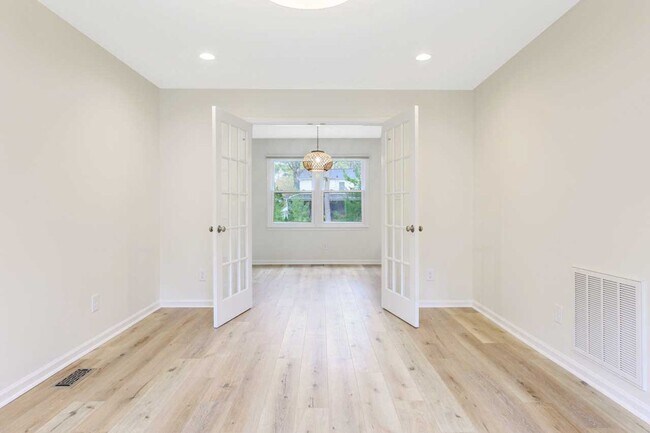 Building Photo - Charming, Renovated 4 Bedroom home in Down...