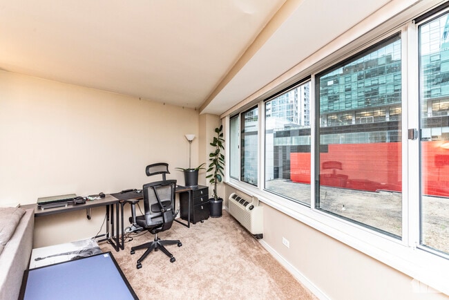 Photo - 211 E Ohio St Apartment