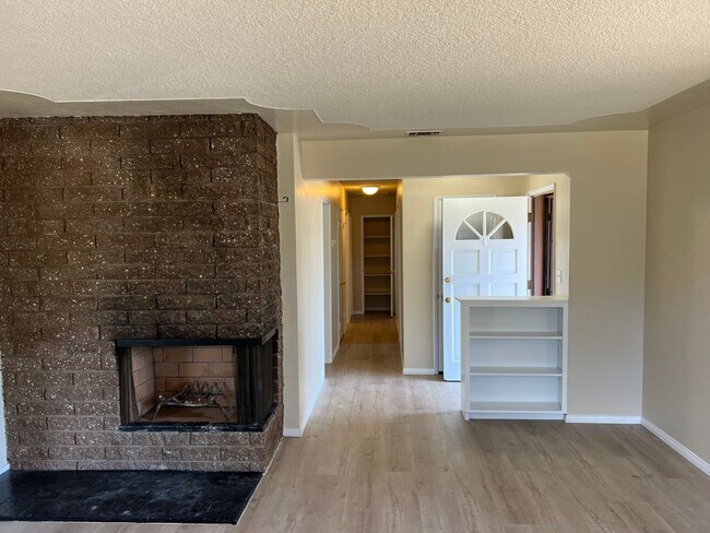 Building Photo - Spacious 3BR/1.5BA Ranch Style Home with H...