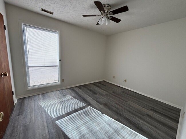 Foto del edificio - COZY 2 BEDROOM BEAUTY!