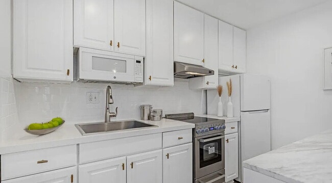 Building Photo - This fabulous Pied-a-Terre, loaded with ch...