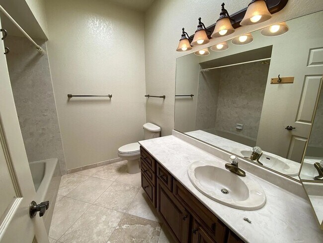 Foto del edificio - *COMING SOON* Spacious 2bd/2bath + Den hom...