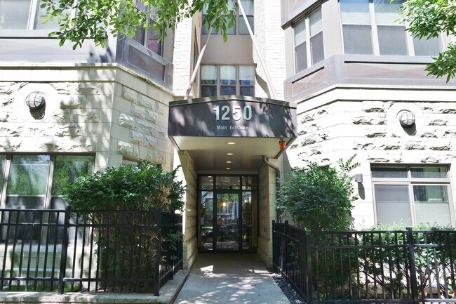 Foto del edificio - 1250 S Indiana Ave