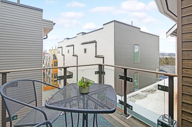 Building Photo - 1530 15th Ave E