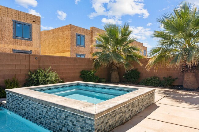 Building Photo - Gorgeous 5 bed 4 bath rental home with pool