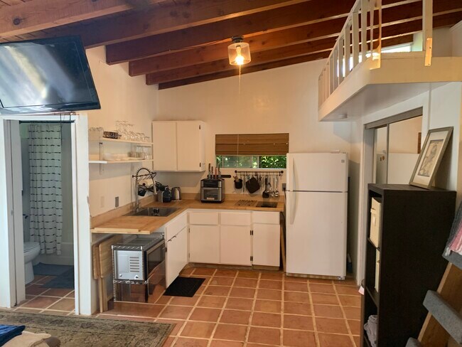 Foto del edificio - 8852 Wonderland Ave