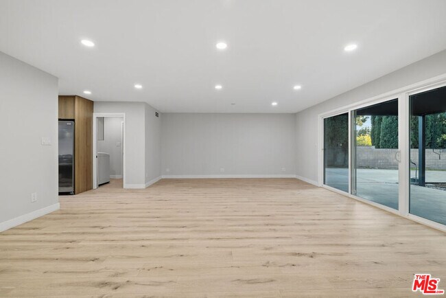 Foto del edificio - 10557 Reseda Blvd