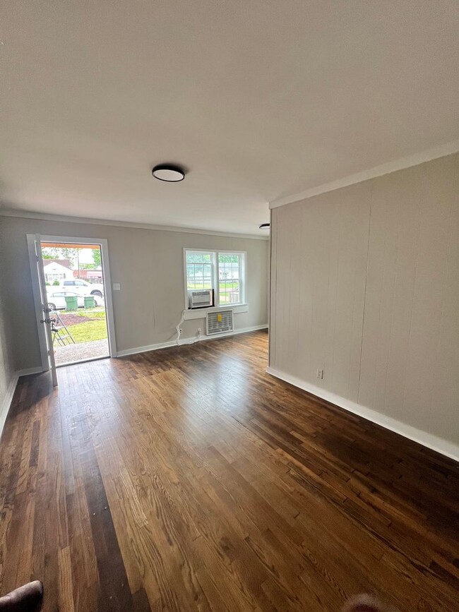 Building Photo - 1 Bedroom Duplex