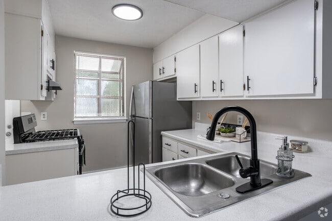 2BR, 1.5BA - 1,090SF - Kitchen - Southridge