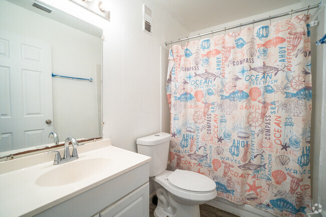 1BD, 1BA - 750SF - Bathroom - The Oasis