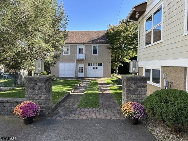 Foto del edificio - 12 Maple Ave