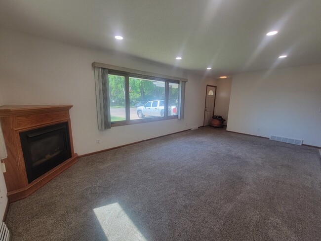 Building Photo - Single Family Home in Fridley FOR RENT