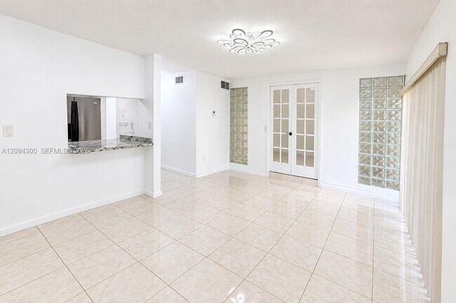 Foto del edificio - 8315 SW 72nd Ave