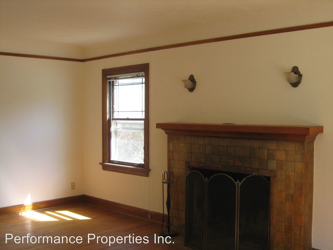 Building Photo - 1035 NE Siskiyou St