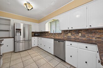 Building Photo - 1701 Mistletoe Ln