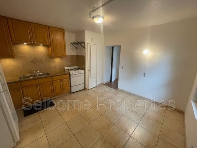 Building Photo - 520 41st St