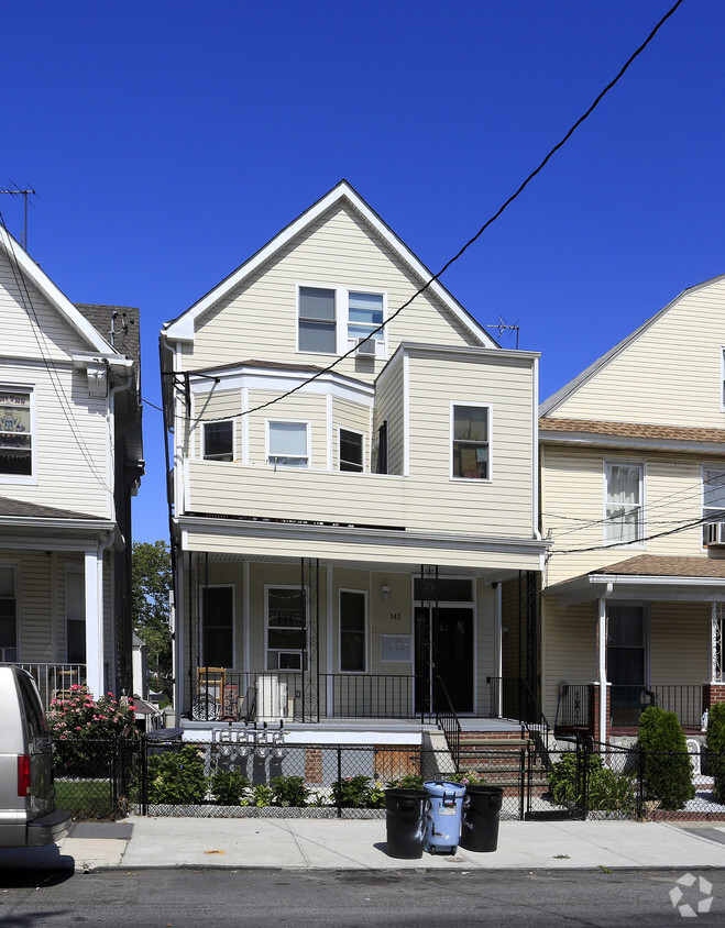 Building Photo - 142 W Lincoln Ave