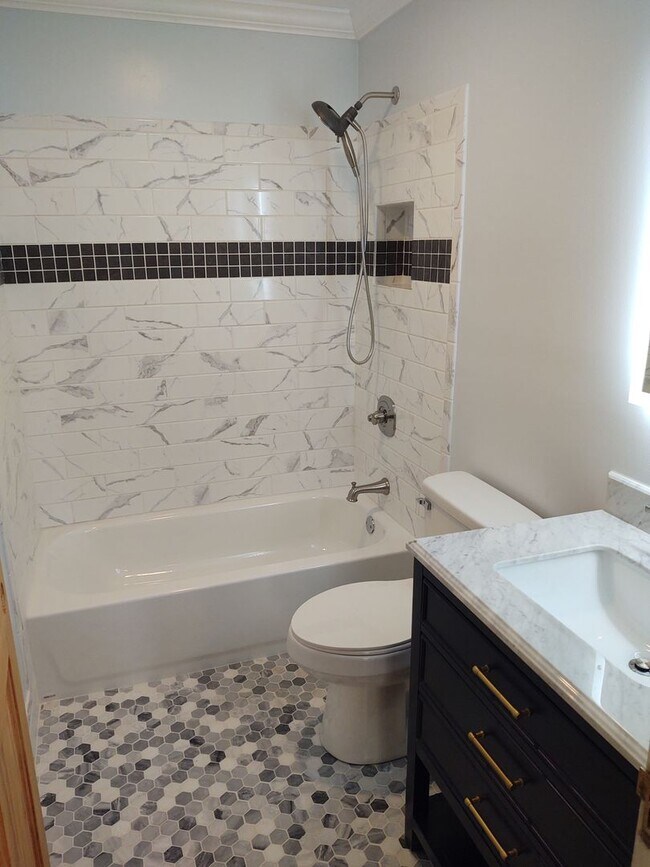 Building Photo - 2 Bedroom 1 Bathroom Duplex! Coming Soon!